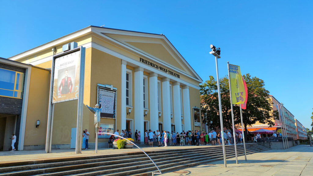 Friedrich-Wolf-Theater var og er byens kulturelle spydspids.